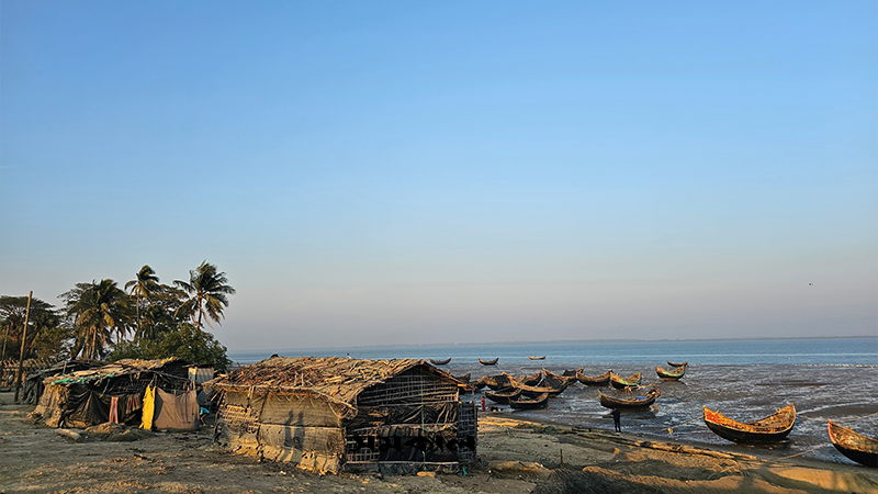 টেকনাফে বইছে বাতাস, আতঙ্কে উপকূলবাসী